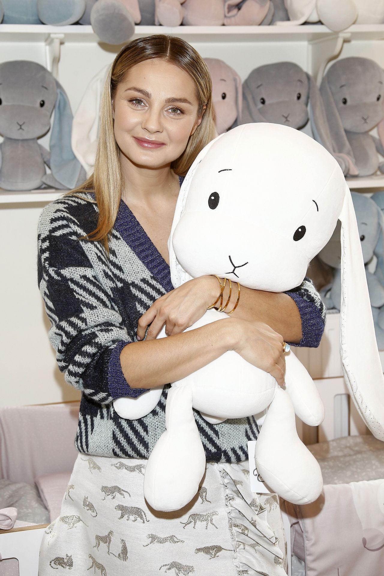 Małgorzata Socha z córkami i... materacem 