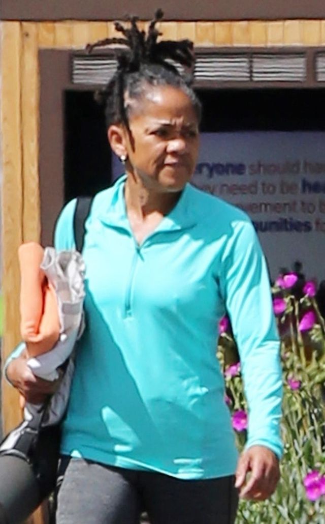 Doria Ragland, mama Meghan Markle w dredach wychodzi z zajęć jogi (ZDJĘCIA) Doria Ragland, mama Meghan Markle w dredach wychodzi z zajęć jogi (ZDJĘCIA)