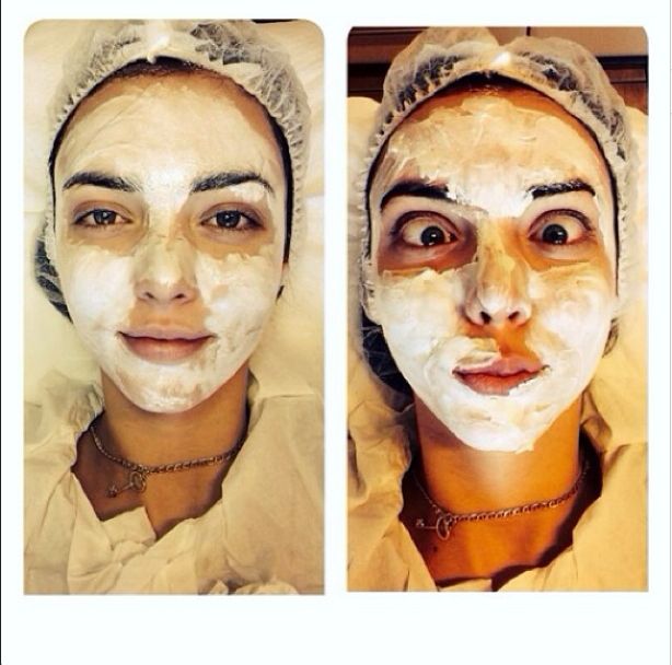 Kolejna gwiazda pozuje z maseczką na twarzy (FOTO)