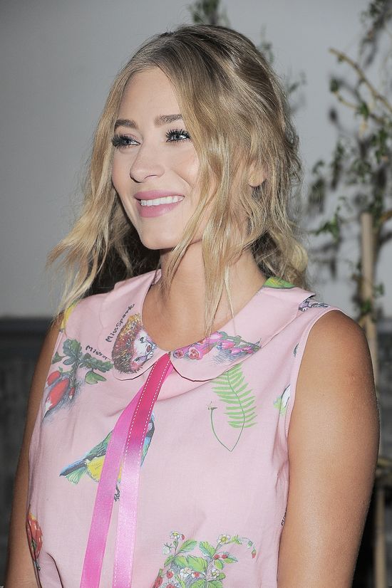 Gdy blondynka stawia tylko na róż... (FOTO)