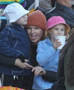 Marcia Cross zabrała córeczki na lodowisko (FOTO)