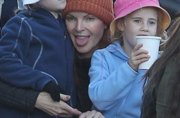 Marcia Cross zabrała córeczki na lodowisko (FOTO)