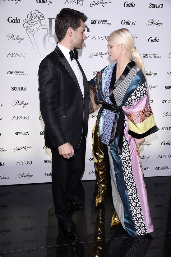 Kto pojawił się na ściance w szlafroku? (FOTO)