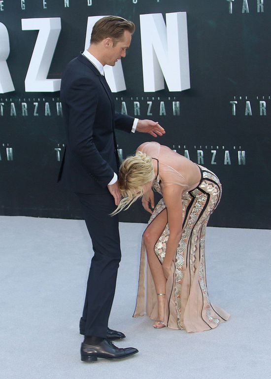 Gdyby nie pomoc Alexandra, Margot umarłaby ze wstydu na czerwonym dywanie!