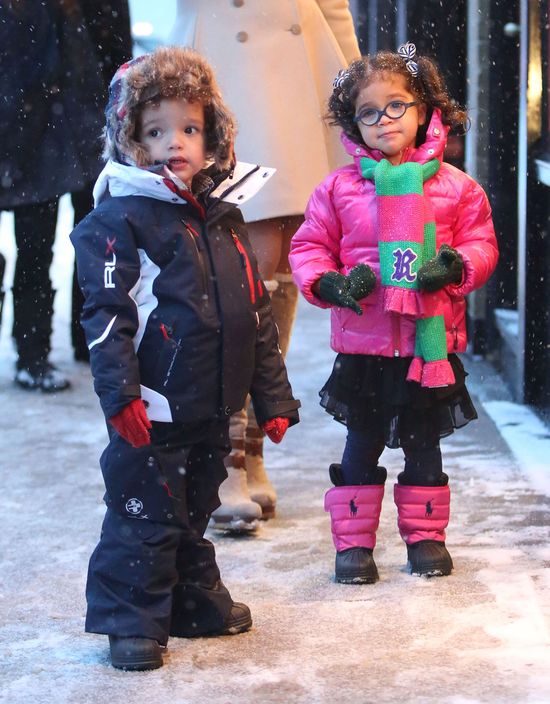 Mariah Carey z dziećmi na świątecznych zakupach (FOTO) Mariah Carey z dziećmi na świątecznych zakupach (FOTO)