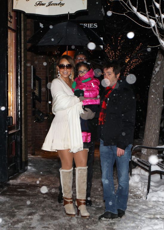 Mariah Carey z dziećmi na świątecznych zakupach (FOTO) Mariah Carey z dziećmi na świątecznych zakupach (FOTO)