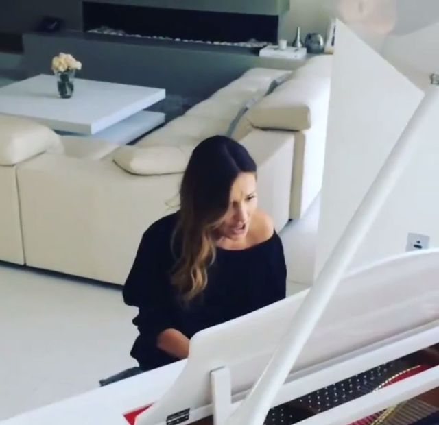 Marina już śpiewa po operacji strun głosowych (VIDEO) Marina już śpiewa po operacji strun głosowych (VIDEO)