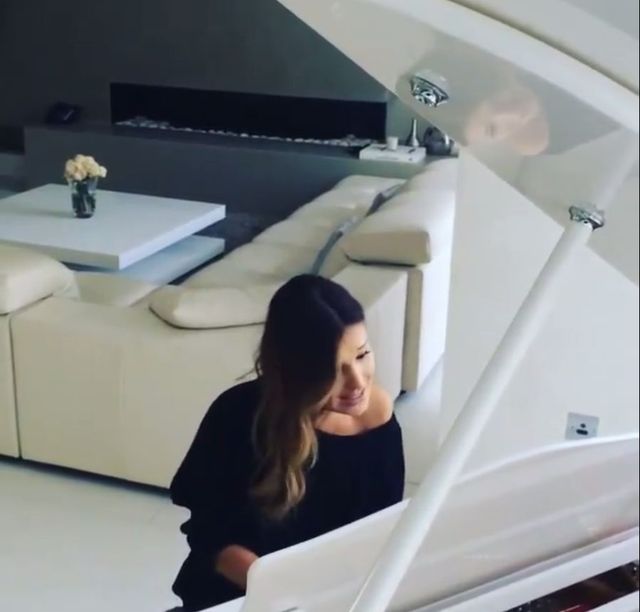 Marina już śpiewa po operacji strun głosowych (VIDEO) Marina już śpiewa po operacji strun głosowych (VIDEO)