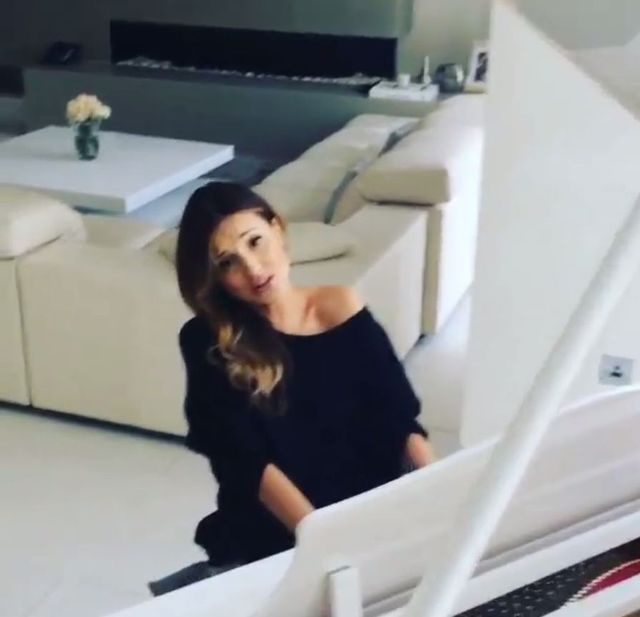 Marina już śpiewa po operacji strun głosowych (VIDEO) Marina już śpiewa po operacji strun głosowych (VIDEO)