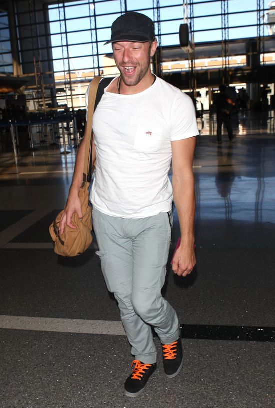 Chris Martin w świetnym nastroju po podróży (FOTO)
