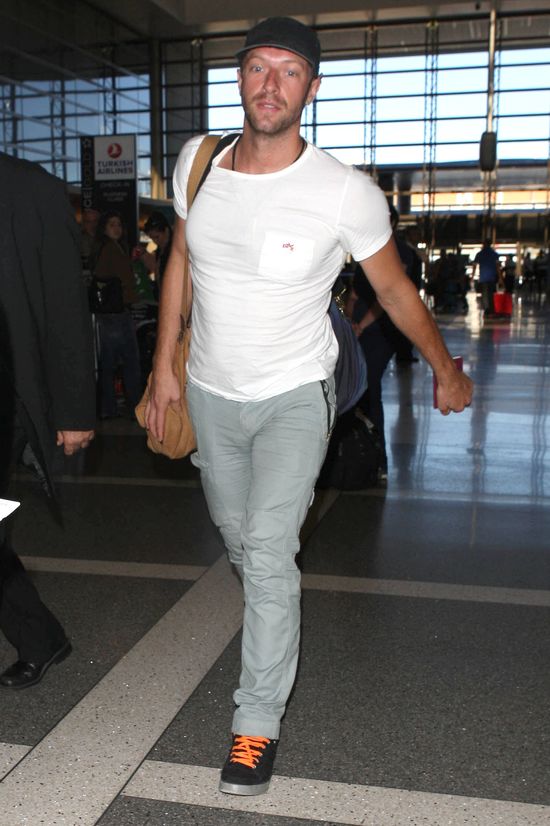 Chris Martin w świetnym nastroju po podróży (FOTO)