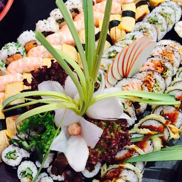 Zamiast sushi Maślak je twaróg na stacji benzynowej (FOTO)