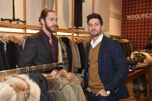 Rafał Maślak i Kamil Pawelski napinają klaty w stosach ubrań