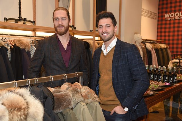 Rafał Maślak i Kamil Pawelski napinają klaty w stosach ubrań