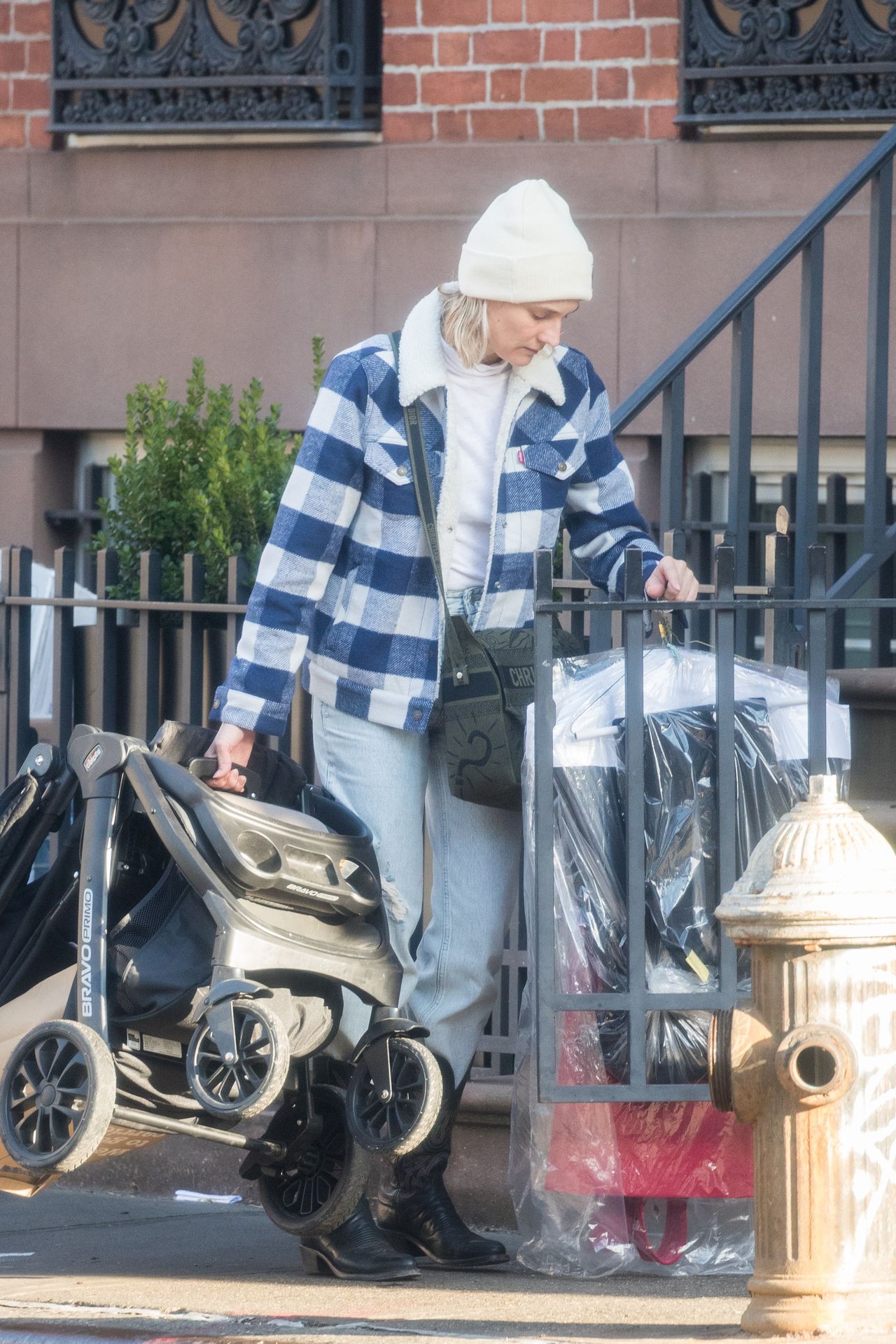 Diane Kruger (42 l.) dźwiga wózek - partner zajął się maluchem (ZDJĘCIA) Diane Kruger (42 l.) dźwiga wózek - partner zajął się maluchem (ZDJĘCIA)