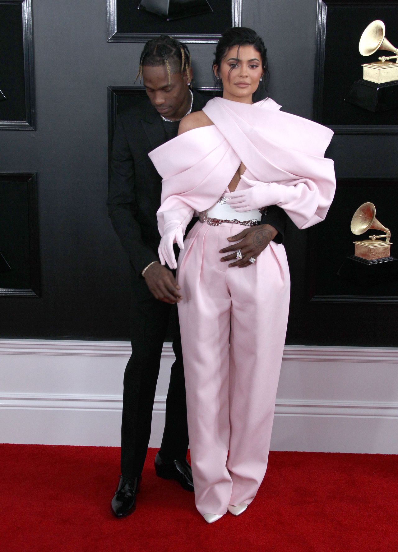 Kylie Jenner na galę Grammy zamiast sukni założyła dziwny kombinezon (ZDJĘCIA)