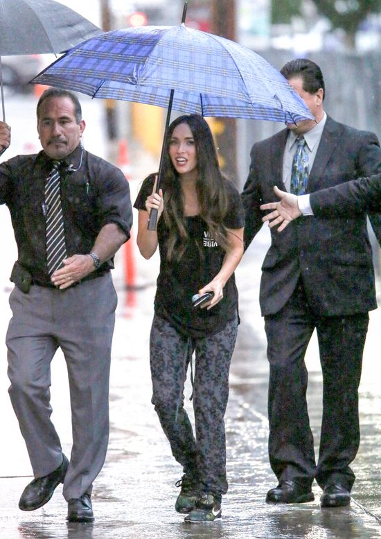 Megan Fox na luzie - w sportowych butach i dresach (FOTO)
