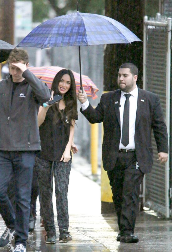 Megan Fox na luzie - w sportowych butach i dresach (FOTO)