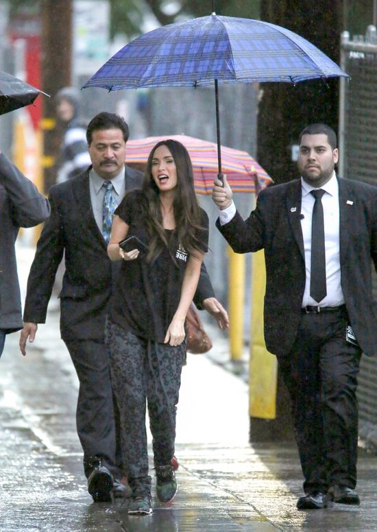 Megan Fox na luzie - w sportowych butach i dresach (FOTO)