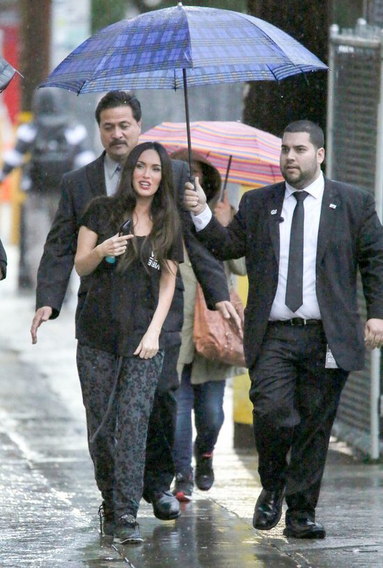 Megan Fox na luzie - w sportowych butach i dresach (FOTO)