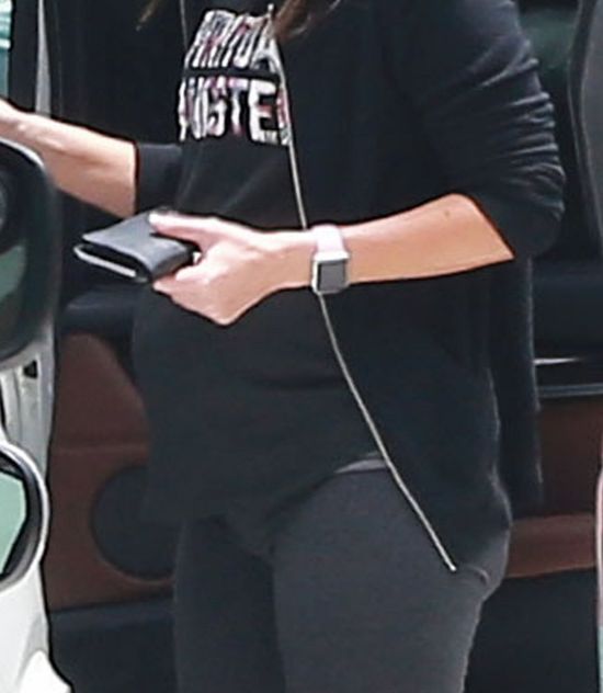 Megan Fox w ciąży stawia na wygodę (FOTO)