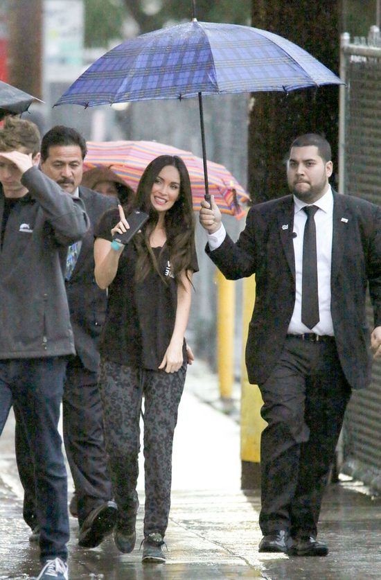 Megan Fox na luzie - w sportowych butach i dresach (FOTO)