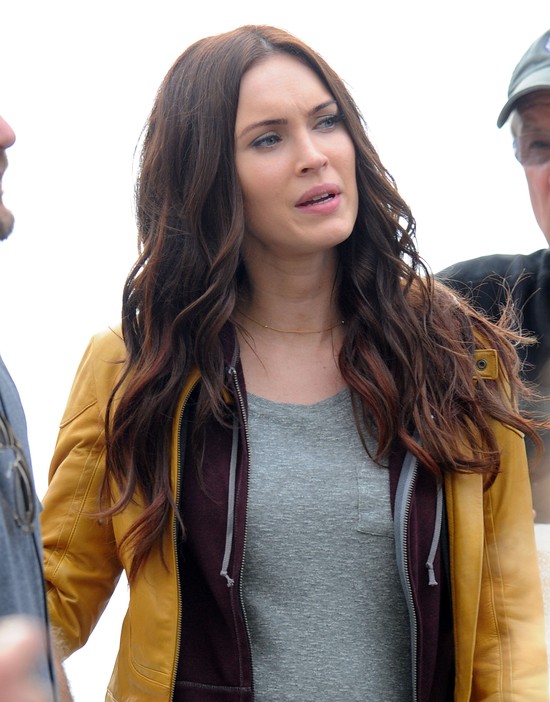 Megan Fox u fryzjera straciła połowę włosów! Megan Fox u fryzjera straciła połowę włosów!