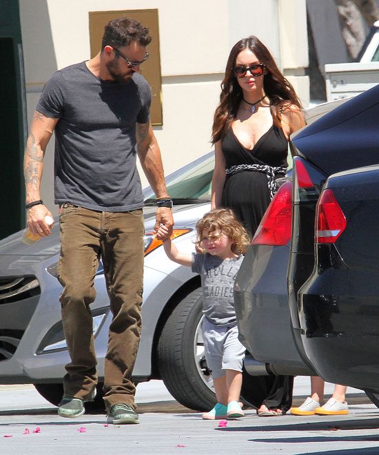  Megan Fox z mężem na spacerze. Jeden szczegół przyciągnął uwagę mediów