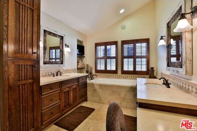 Ten dom gwiazdorskiej pary wygląda niepozornie... (FOTO) Ten dom gwiazdorskiej pary wygląda niepozornie... (FOTO)