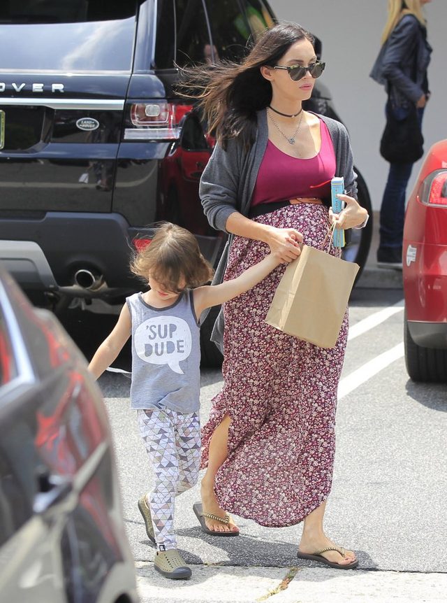 Megan Fox w końcu pokazała się w ciążowej sukience (FOTO)