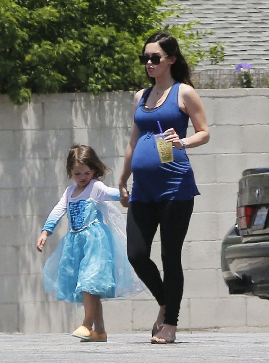 Syn gwiazdy na spacer wybrał dziewczęcą stylówkę (FOTO) Syn gwiazdy na spacer wybrał dziewczęcą stylówkę (FOTO)