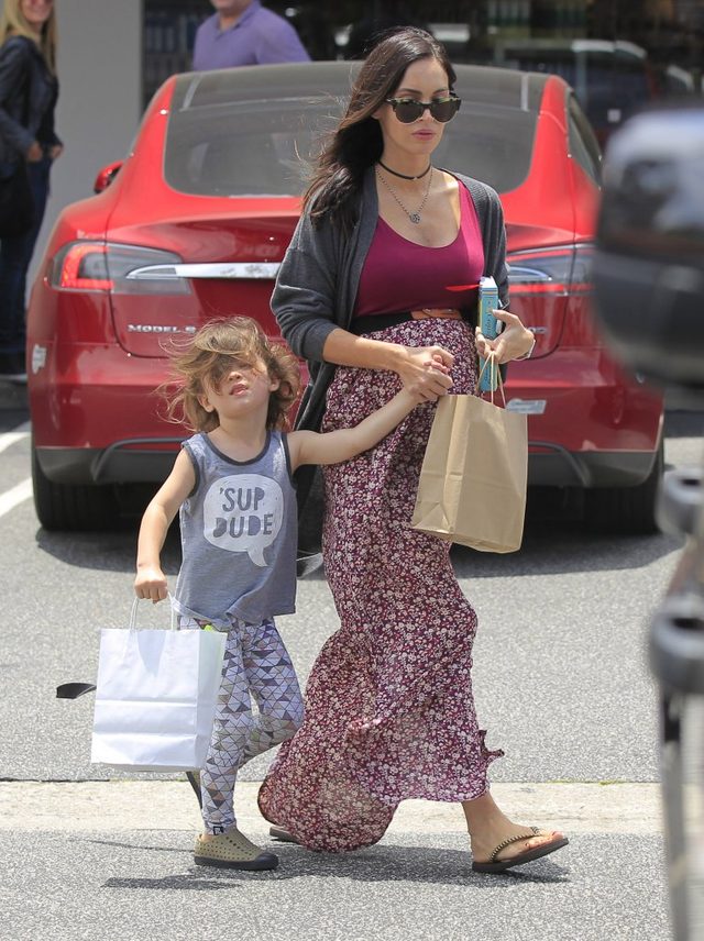 Megan Fox w końcu pokazała się w ciążowej sukience (FOTO)