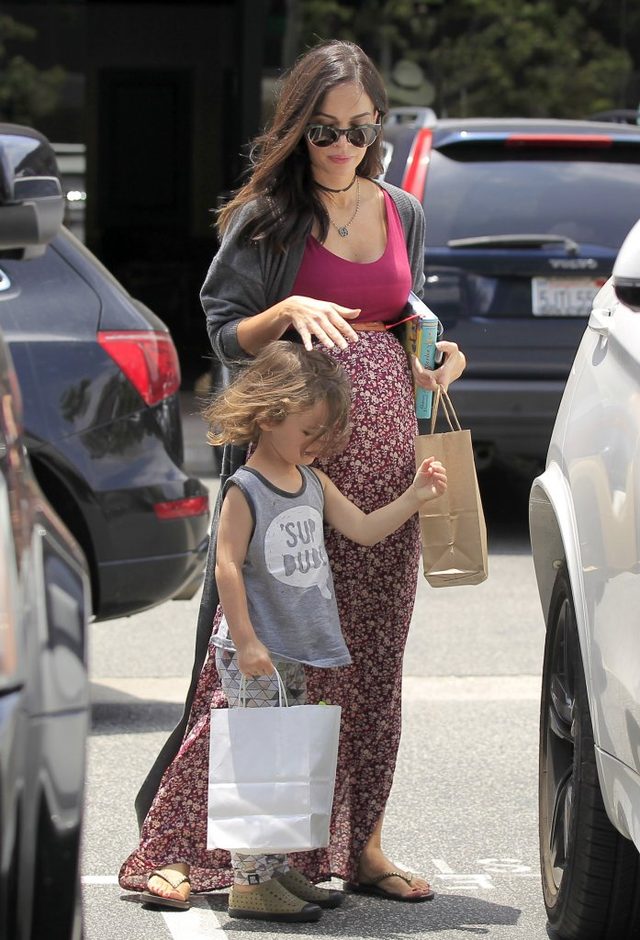 Megan Fox w końcu pokazała się w ciążowej sukience (FOTO)