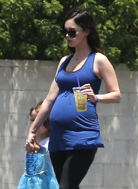 Syn gwiazdy na spacer wybrał dziewczęcą stylówkę (FOTO) Syn gwiazdy na spacer wybrał dziewczęcą stylówkę (FOTO)