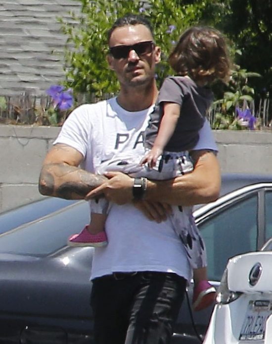 Syn gwiazdy na spacer wybrał dziewczęcą stylówkę (FOTO) Syn gwiazdy na spacer wybrał dziewczęcą stylówkę (FOTO)