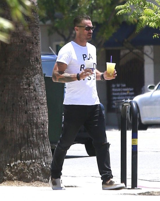 Syn gwiazdy na spacer wybrał dziewczęcą stylówkę (FOTO) Syn gwiazdy na spacer wybrał dziewczęcą stylówkę (FOTO)