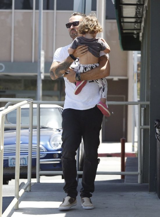 Syn gwiazdy na spacer wybrał dziewczęcą stylówkę (FOTO) Syn gwiazdy na spacer wybrał dziewczęcą stylówkę (FOTO)