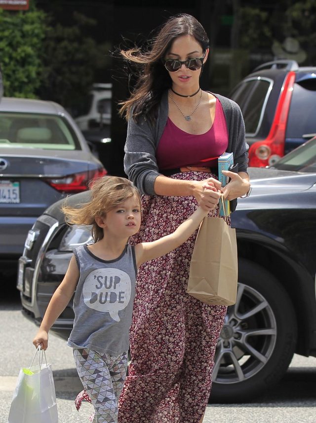 Megan Fox w końcu pokazała się w ciążowej sukience (FOTO)