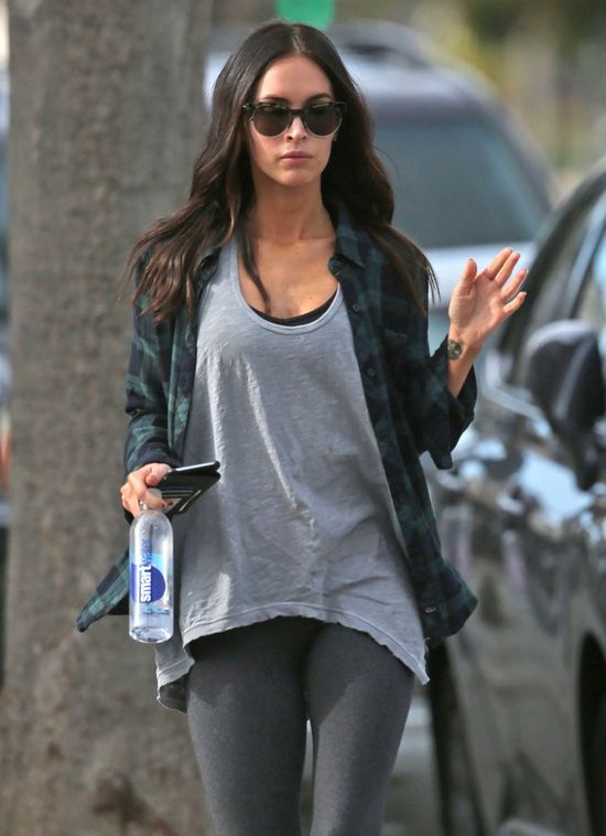Ups! Megan Fox wybrała za krótką bluzkę? (FOTO) Ups! Megan Fox wybrała za krótką bluzkę? (FOTO)