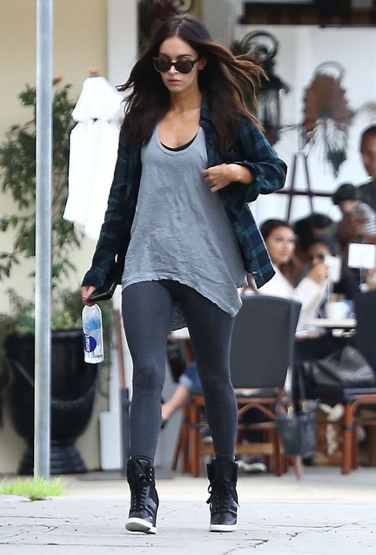 Ups! Megan Fox wybrała za krótką bluzkę? (FOTO) Ups! Megan Fox wybrała za krótką bluzkę? (FOTO)