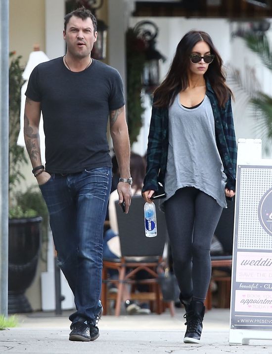 Ups! Megan Fox wybrała za krótką bluzkę? (FOTO) Ups! Megan Fox wybrała za krótką bluzkę? (FOTO)