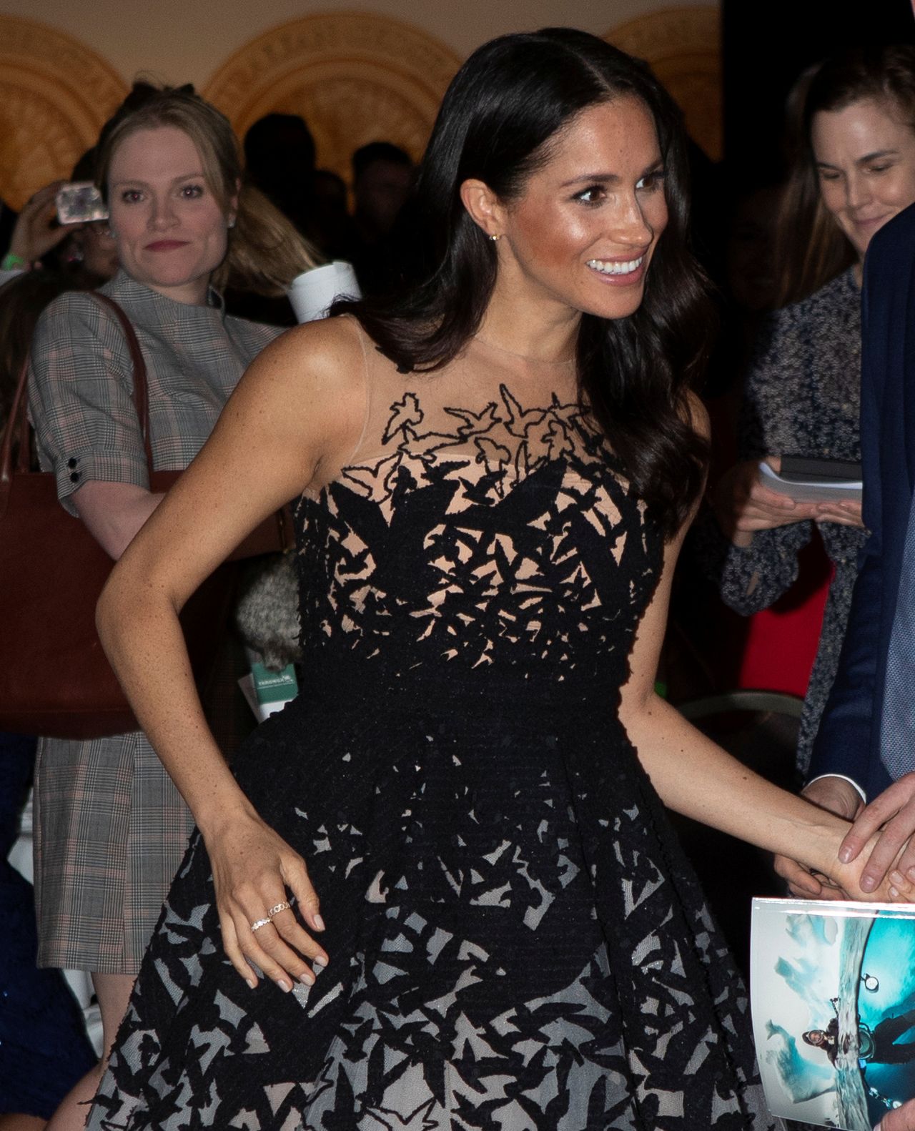 Księżna Meghan ZACHWYCIŁA w kreacji od Oscara de la Renty za 10 000 funtów