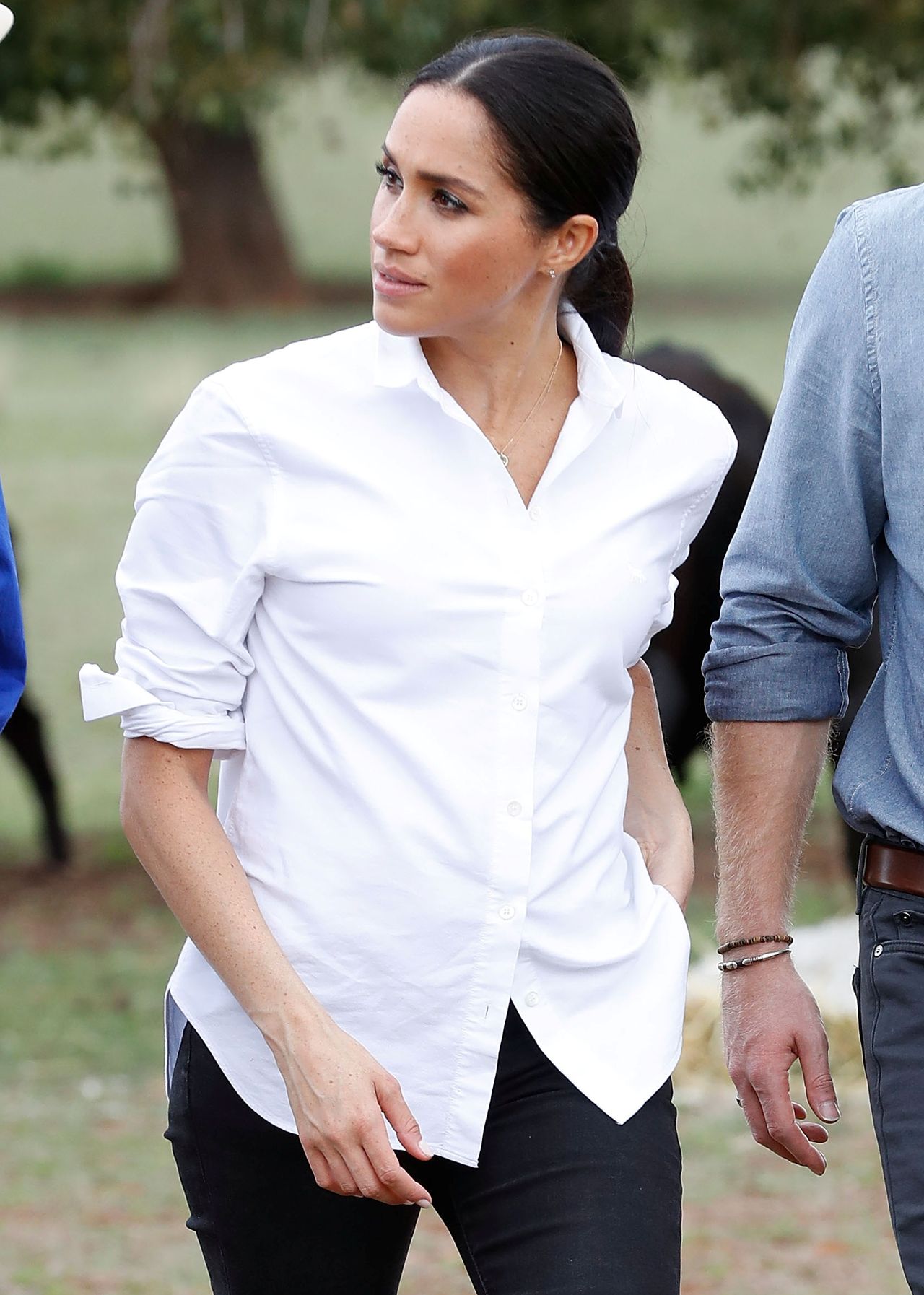 Księżna Meghan w luźnej koszuli, ale ciążowego brzuszka nie da się już ukryć Księżna Meghan w luźnej koszuli, ale ciążowego brzuszka nie da się już ukryć