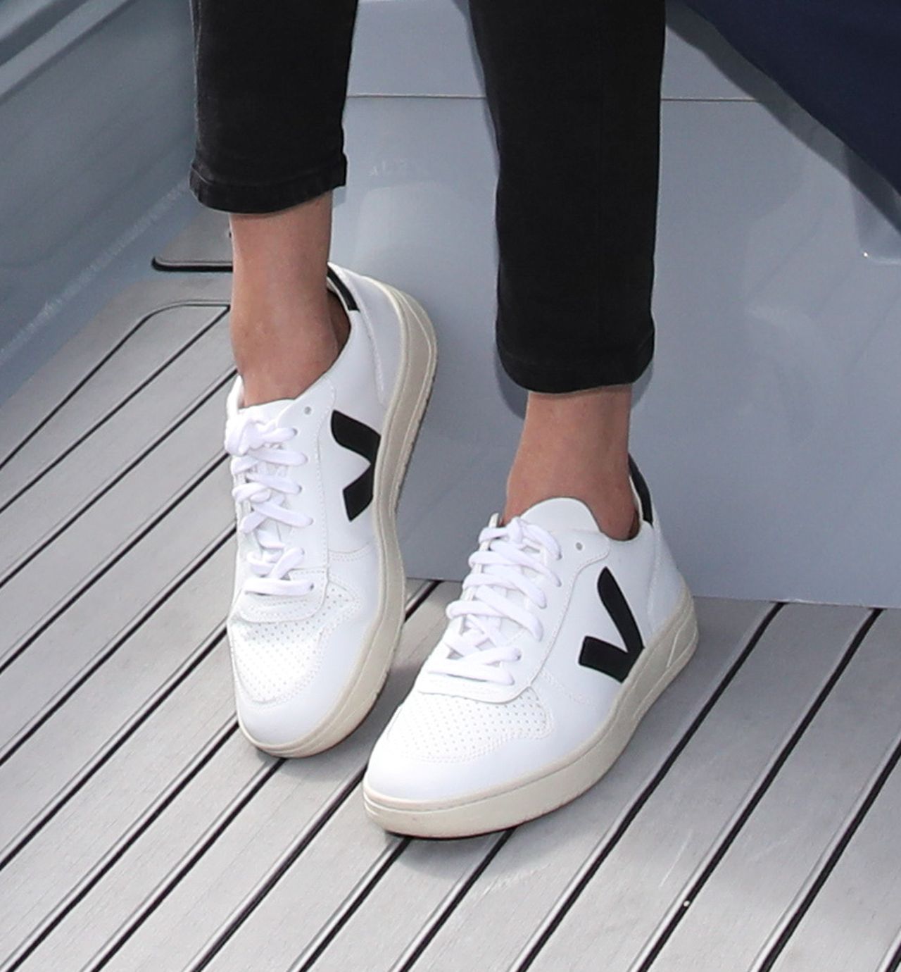 Internautki oszalały na punckie tych białych butów Meghan Markle (ZDJĘCIA)