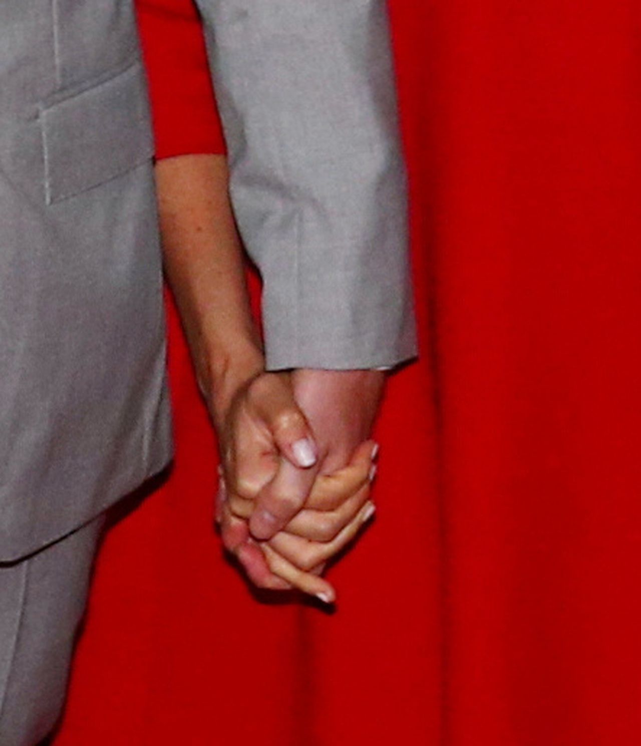 Księżna Meghan z ciążowym brzuszkiem w sukience Valentino w Casablance