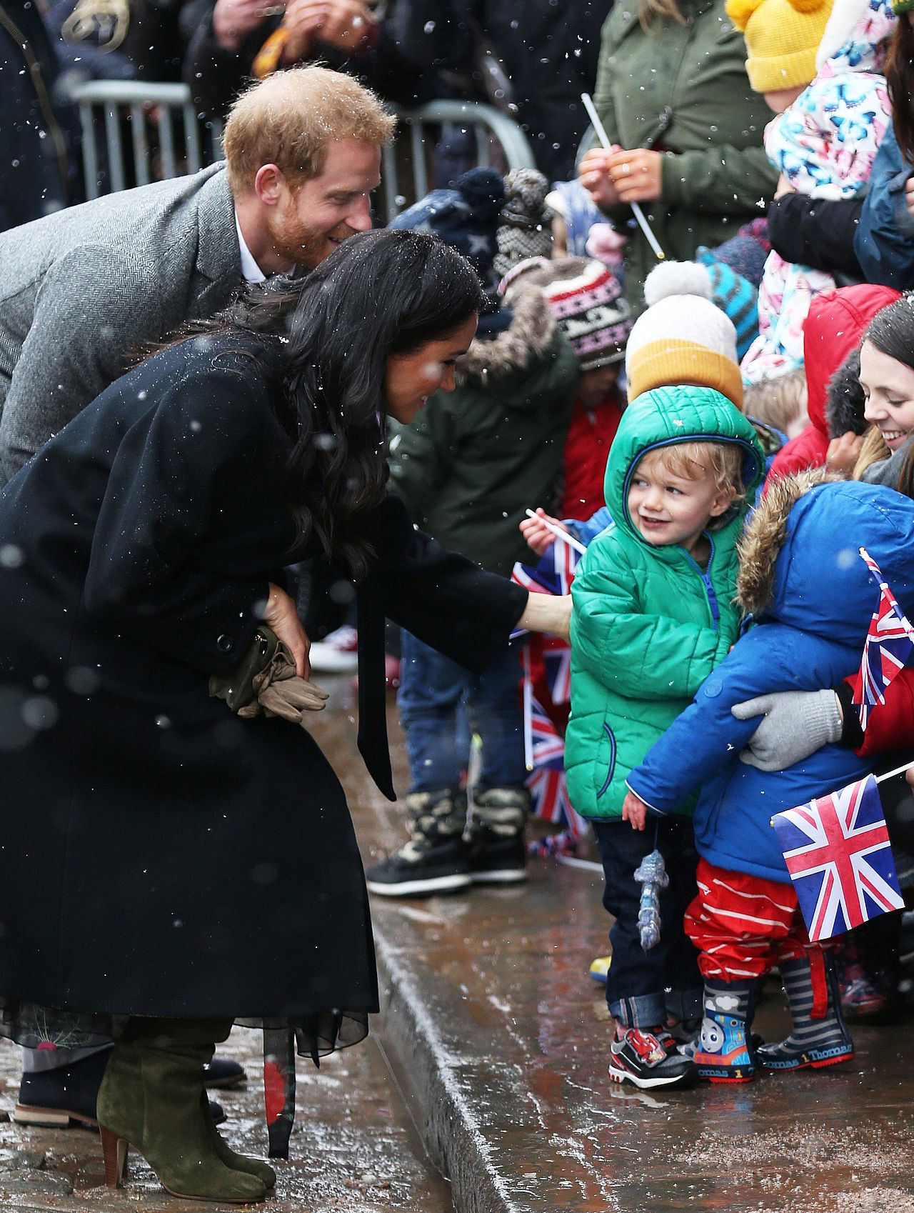 Chłopiec przeklął przy książęcej parze. Reakcja Meghan Markle bezcenna! (VIDEO)