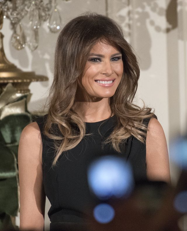 Niepowtarzalny widok - Melania Trump czekająca w napięciu na fast food
