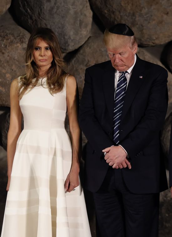 Oto odpowiedź! Dlaczego Melania Trump nie chciała złapać męża za rękę