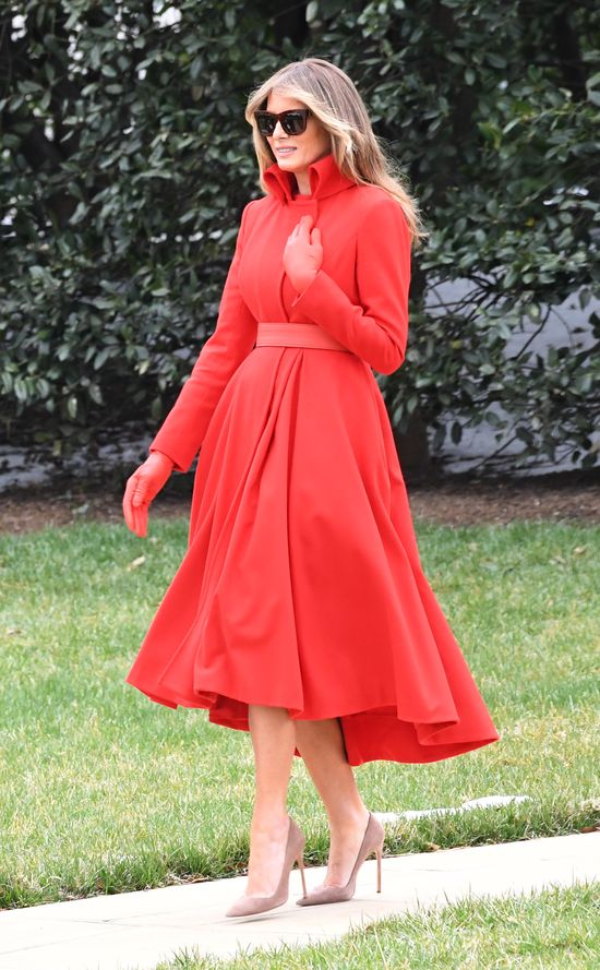 Alyssa Milano mówi Melani Trump, co powinna zrobić z biżuterią