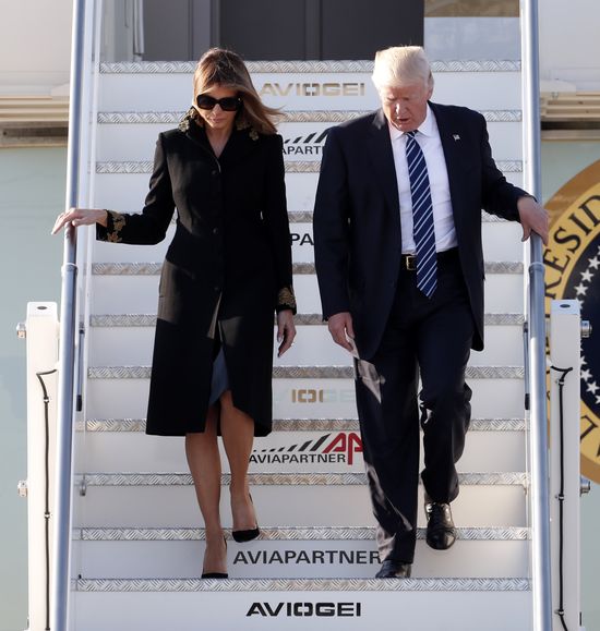 Oto odpowiedź! Dlaczego Melania Trump nie chciała złapać męża za rękę